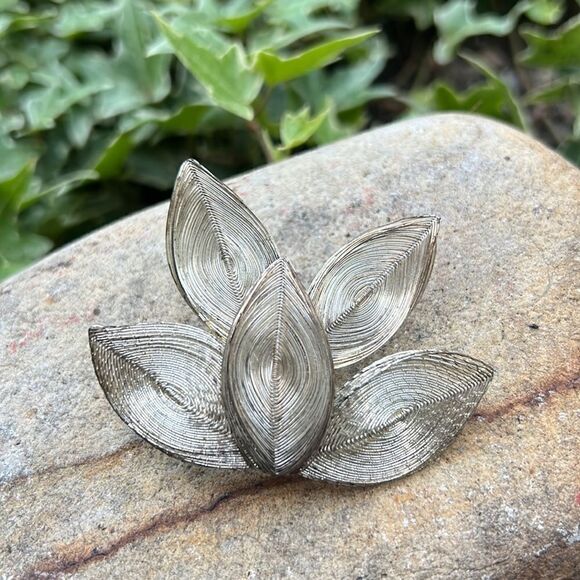 Handmade Wire Twist Leaf Nature Pin Brooch - Picture 1 of 3